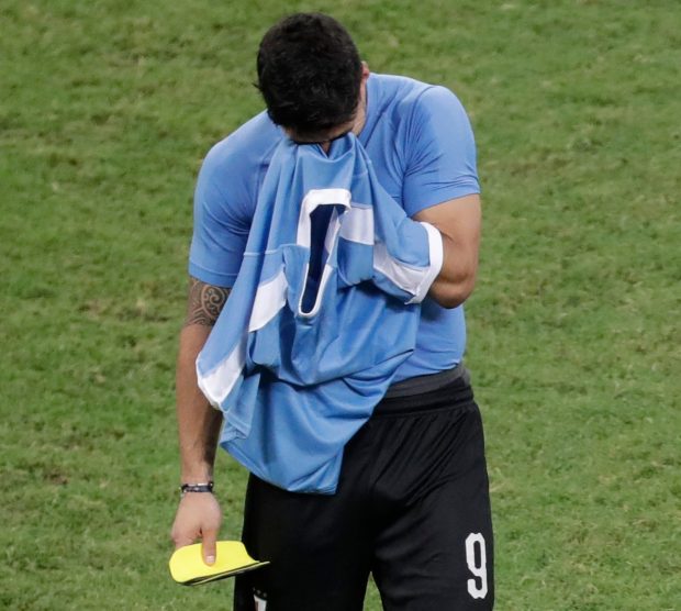 Luis Suarez phản ứng ra sao sau khi trở thành tội đồ khiến Uruguay thua Peru?